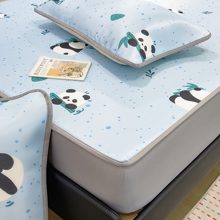 91家纺网 家纺一手货源 找家纺 摩妮卡 2025新款小清新碳光冰丝软席床笠款单床笠三件套 冰蓝熊猫