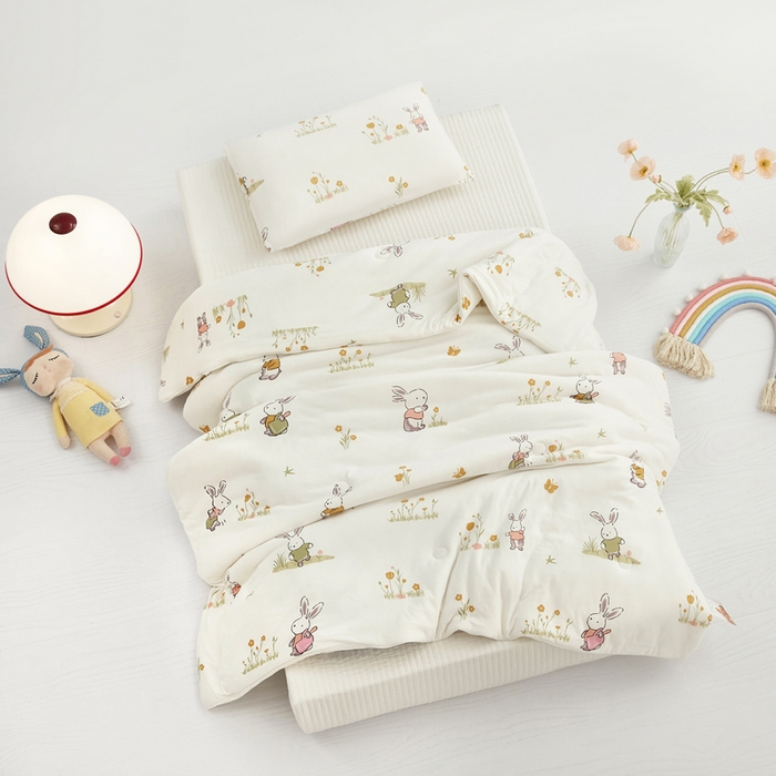 91家纺网 家纺一手货源 找家纺 丝涟家居 2025新款A类双面针织棉卡通小清新滚绳工艺夏被田园兔