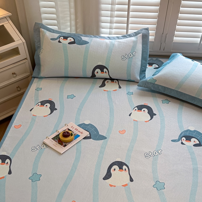 91家纺网 家纺一手货源 找家纺 迪乐妮 2025新款真冰藤印花床笠款凉席 小企鹅