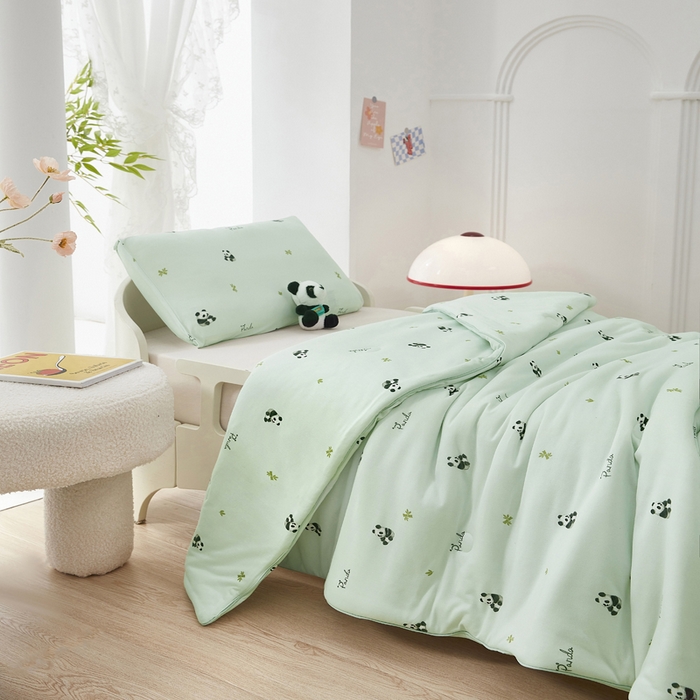 91家纺网 家纺一手货源 找家纺 丝涟家居 2025新款A类双面针织棉卡通小清新滚绳工艺夏被熊猫乐园