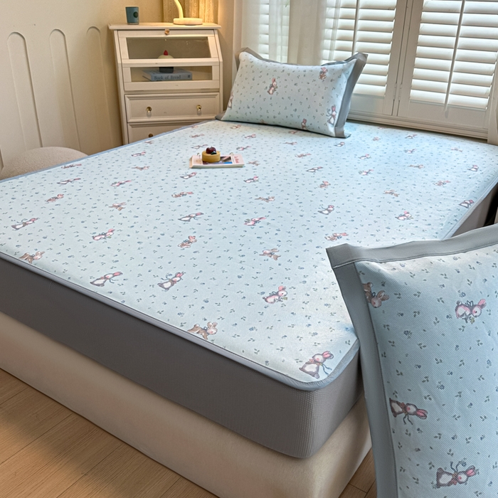 91家纺网 家纺一手货源 找家纺 迪乐妮 2025新款真冰藤印花床笠款凉席 森系小兔