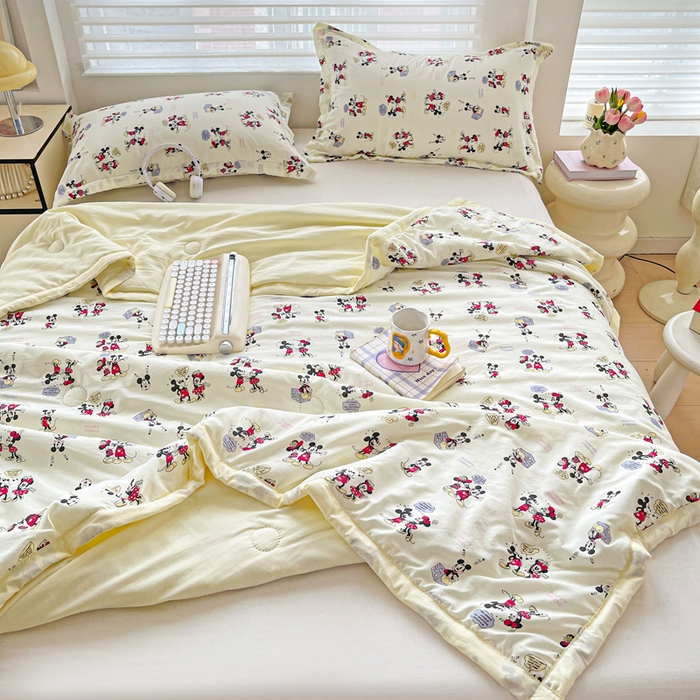 91家纺网 家纺一手货源 找家纺 富艺隆 2025新款水洗棉双层纱夏被 听音乐的米奇