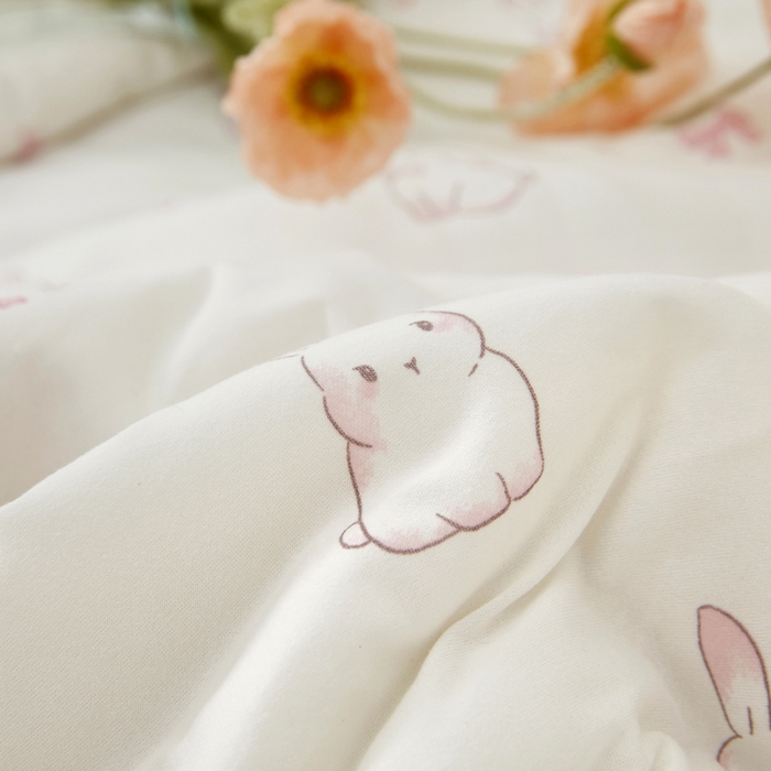 91家纺网 家纺一手货源 找家纺 丝涟家居 2025新款A类双面针织棉卡通小清新滚绳工艺夏被乖乖兔