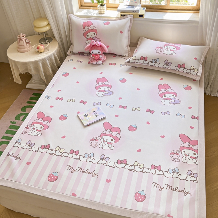 91家纺网 家纺一手货源 找家纺 博雅 2025新款三丽欧A类小版数码印花1200D冰丝凉席凉席席子 草莓条纹美乐蒂