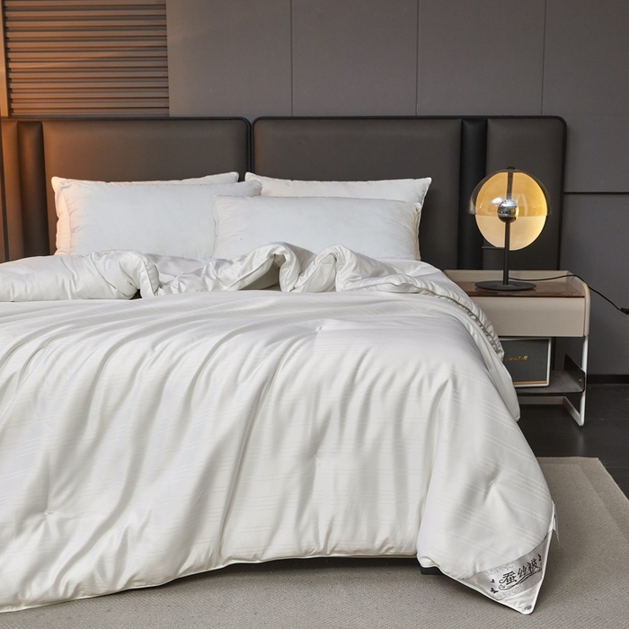 91家纺网 家纺一手货源 找家纺 金同成家纺 2025新款缎条蚕丝被春秋被子母被冬被子被芯 云朵白