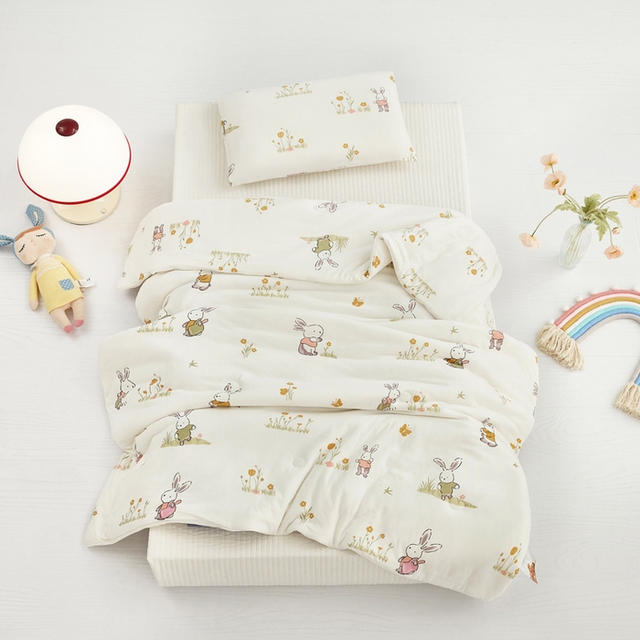 91家纺网 家纺一手货源 找家纺 丝涟家居 2025新款A类双面针织棉卡通小清新滚绳工艺夏被田园兔