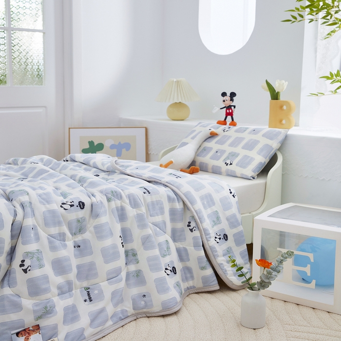 91家纺网 家纺一手货源 找家纺 丝涟家居 2025新款A类卡通小清新双面印花凉感丝夏被小熊猫