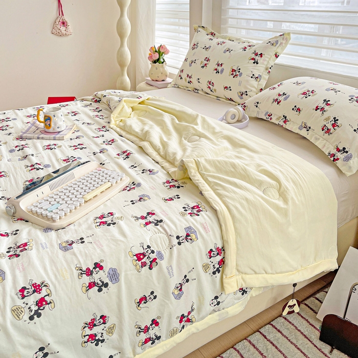 91家纺网 家纺一手货源 找家纺 富艺隆 2025新款水洗棉双层纱夏被 听音乐的米奇