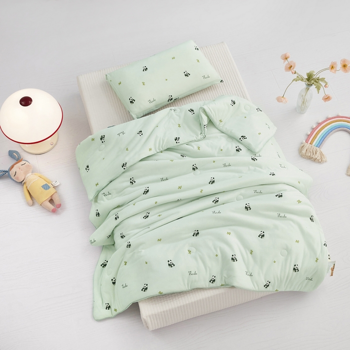 91家纺网 家纺一手货源 找家纺 丝涟家居 2025新款A类双面针织棉卡通小清新滚绳工艺夏被熊猫乐园