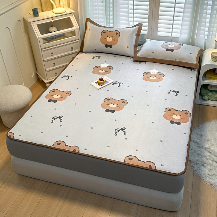 91家纺网 家纺一手货源 找家纺 迪乐妮 2025新款真冰藤印花床笠款凉席 爱心熊