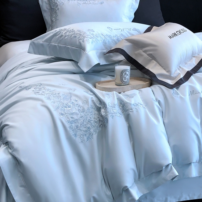 91家纺网 家纺一手货源 找家纺 佳汐蓝2025新款清雅自然刺绣黄金棉系列四件套价格表券后不低于498/518元 苏莉春天-粉末蓝