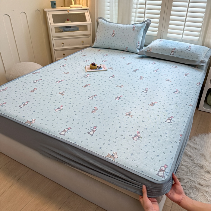 91家纺网 家纺一手货源 找家纺 迪乐妮 2025新款真冰藤印花床笠款凉席 森系小兔