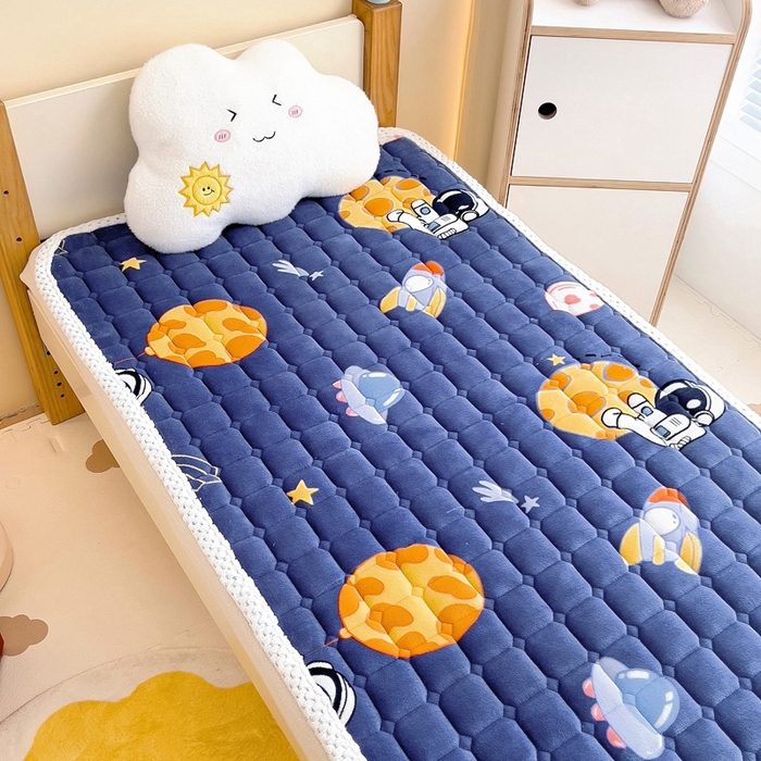 91家纺网 家纺一手货源 找家纺 梵赫家纺2024新款牛奶绒床护垫床垫幼儿园床垫儿童床垫可水洗 薄垫-太空旅行