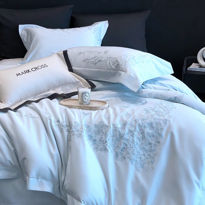 91家纺网 家纺一手货源 找家纺 佳汐蓝2025新款清雅自然刺绣黄金棉系列四件套价格表券后不低于498/518元 苏莉春天-粉末蓝