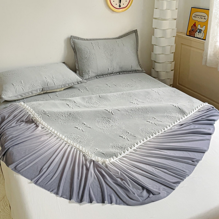 91家纺网 家纺一手货源 找家纺 富馨莱 2025春夏新款公主仙女风480克PE凉感凉豆豆床裙凉席三件套 蝴蝶结-灰床裙款