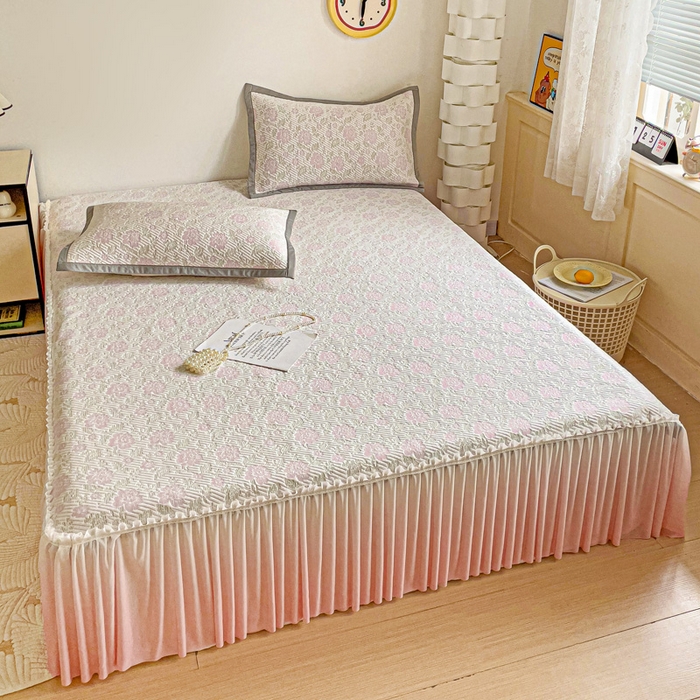 91家纺网 家纺一手货源 找家纺 富馨莱 2025春夏新款公主仙女风480克PE凉感凉豆豆床裙凉席三件套 玫瑰花园-粉床裙款