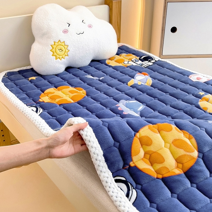 91家纺网 家纺一手货源 找家纺 梵赫家纺2024新款牛奶绒床护垫床垫幼儿园床垫儿童床垫可水洗 垫套-太空旅行