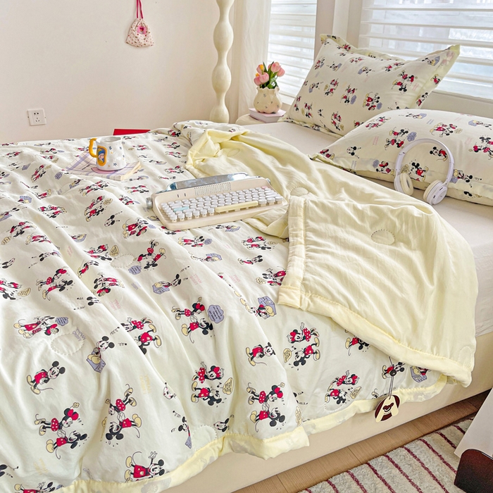 91家纺网 家纺一手货源 找家纺 富艺隆 2025新款水洗棉双层纱夏被 听音乐的米奇