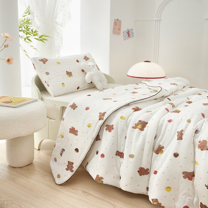 91家纺网 家纺一手货源 找家纺 丝涟家居 2025新款A类双面针织棉卡通小清新滚绳工艺夏被草莓熊