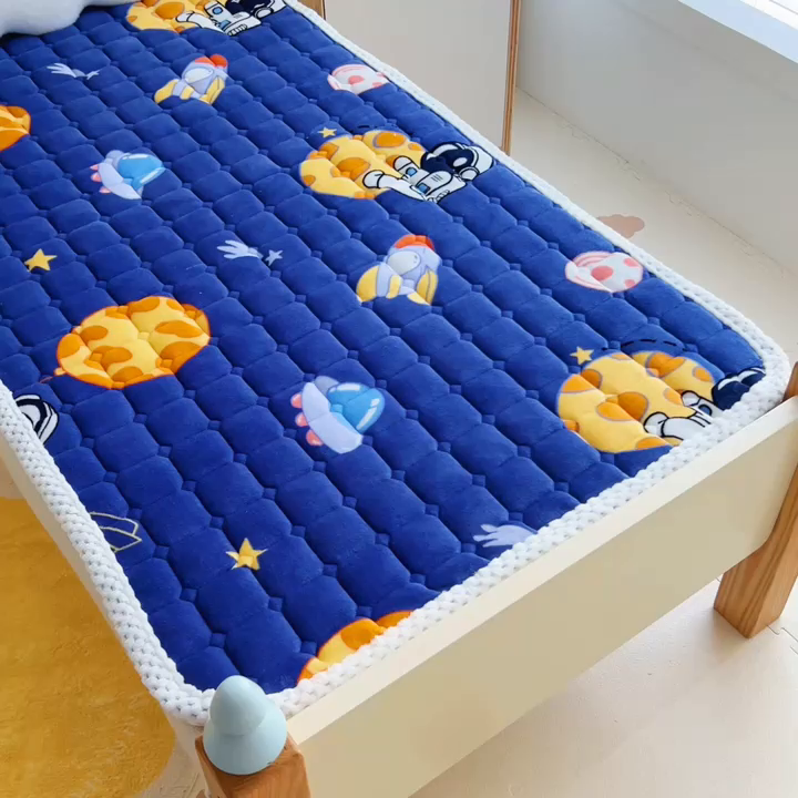 91家纺网 家纺一手货源 找家纺 梵赫家纺2024新款牛奶绒床护垫床垫幼儿园床垫儿童床垫可水洗 薄垫-太空旅行