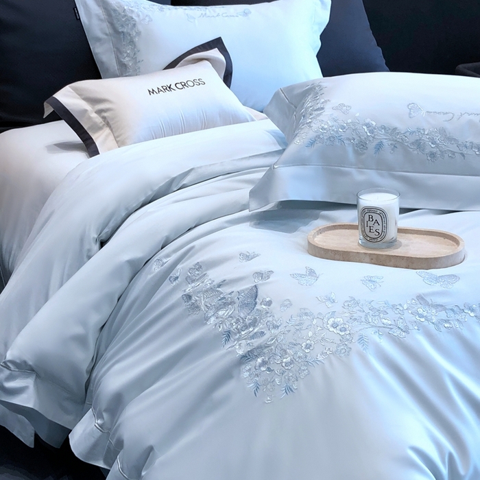 91家纺网 家纺一手货源 找家纺 佳汐蓝2025新款清雅自然刺绣黄金棉系列四件套价格表券后不低于498/518元 苏莉春天-粉末蓝