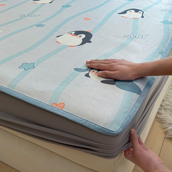 91家纺网 家纺一手货源 找家纺 迪乐妮 2025新款真冰藤印花床笠款凉席 小企鹅