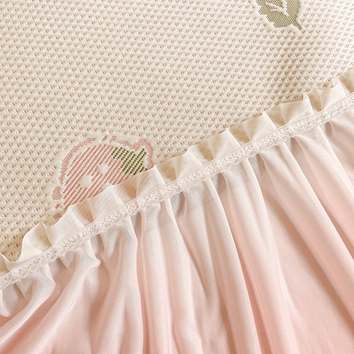 91家纺网 家纺一手货源 找家纺 富馨莱 2025春夏新款公主仙女风480克PE凉感凉豆豆床裙凉席三件套 草莓乐园-床裙款