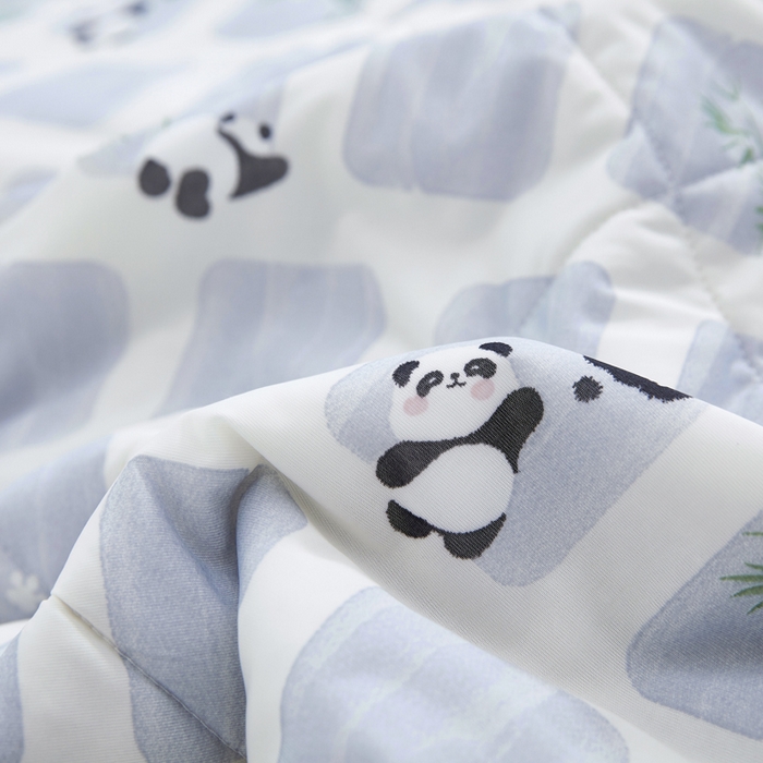 91家纺网 家纺一手货源 找家纺 丝涟家居 2025新款A类卡通小清新双面印花凉感丝夏被小熊猫