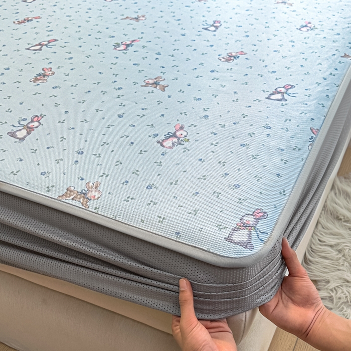 91家纺网 家纺一手货源 找家纺 迪乐妮 2025新款真冰藤印花床笠款凉席 森系小兔