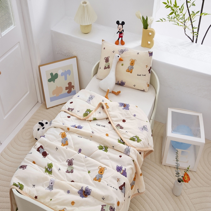 91家纺网 家纺一手货源 找家纺 丝涟家居 2025新款A类卡通小清新双面印花凉感丝夏被雪纳瑞