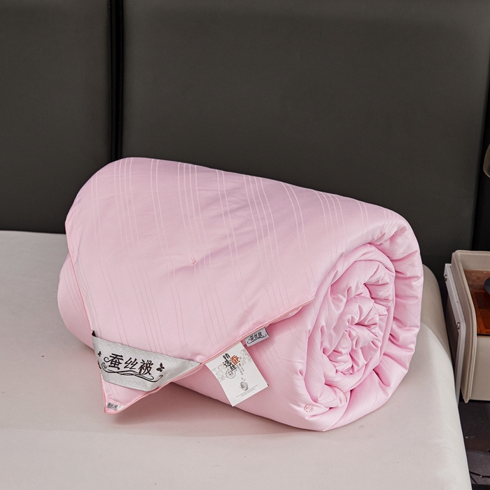 91家纺网 家纺一手货源 找家纺 金同成家纺 2025新款缎条蚕丝被春秋被子母被冬被子被芯 樱花粉