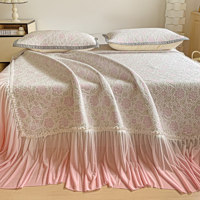 91家纺网 家纺一手货源 找家纺 富馨莱 2025春夏新款公主仙女风480克PE凉感凉豆豆床裙凉席三件套 玫瑰花园-粉床裙款