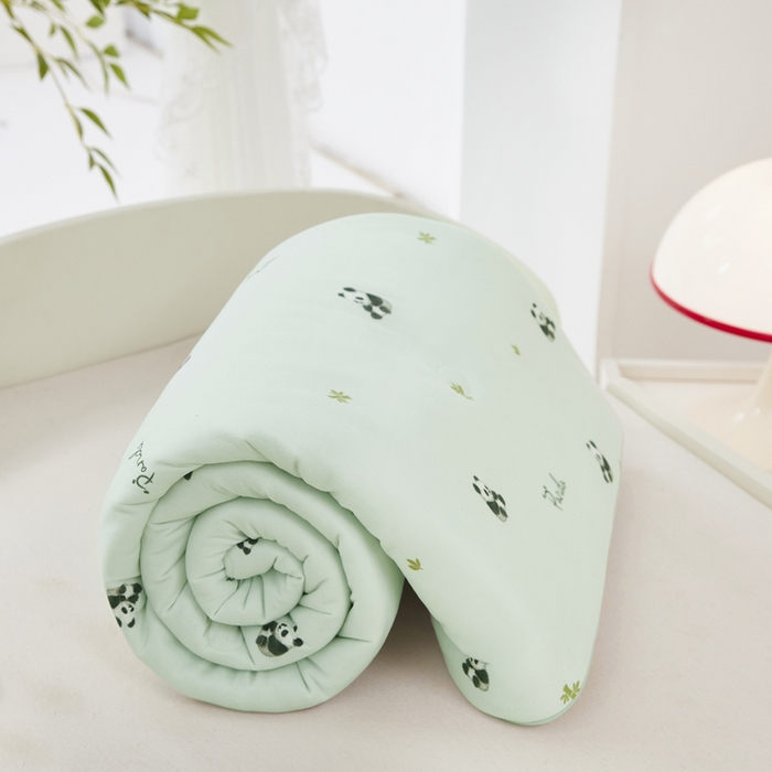 91家纺网 家纺一手货源 找家纺 丝涟家居 2025新款A类双面针织棉卡通小清新滚绳工艺夏被熊猫乐园