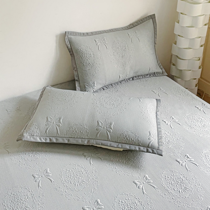 91家纺网 家纺一手货源 找家纺 富馨莱 2025春夏新款公主仙女风480克PE凉感凉豆豆床裙凉席三件套 蝴蝶结-灰床裙款