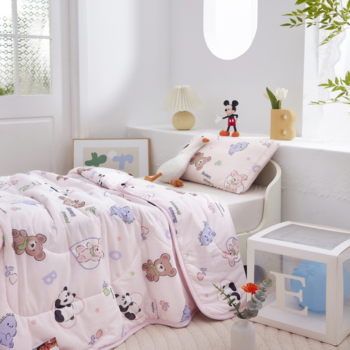 91家纺网 家纺一手货源 找家纺 丝涟家居 2025新款A类卡通小清新双面印花凉感丝夏被玩具乐园