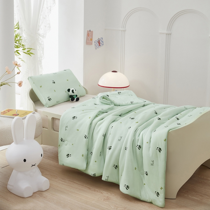 91家纺网 家纺一手货源 找家纺 丝涟家居 2025新款A类双面针织棉卡通小清新滚绳工艺夏被熊猫乐园