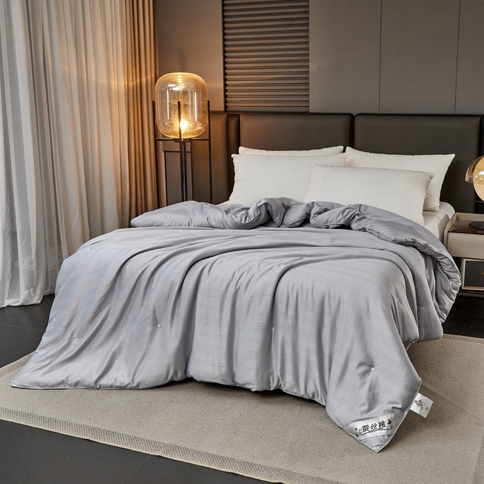 91家纺网 家纺一手货源 找家纺 金同成家纺 2025新款缎条蚕丝被春秋被子母被冬被子被芯 时尚灰
