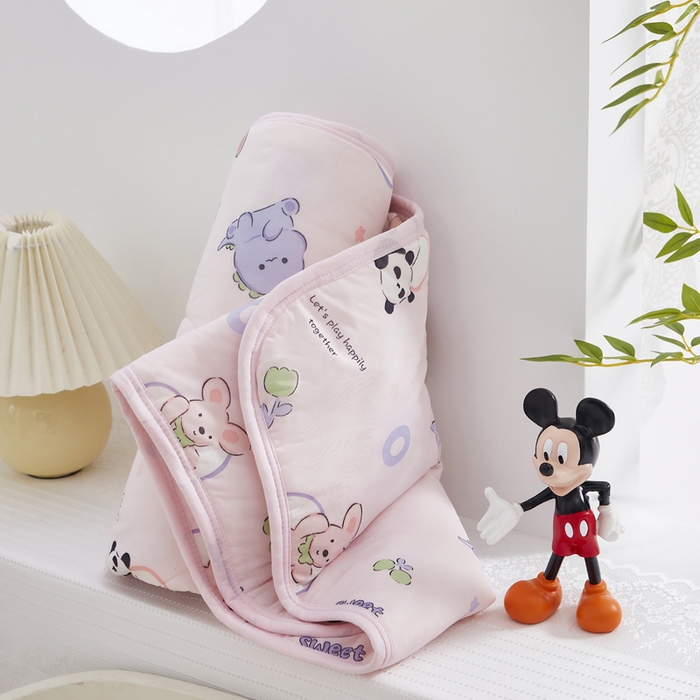 91家纺网 家纺一手货源 找家纺 丝涟家居 2025新款A类卡通小清新双面印花凉感丝夏被玩具乐园