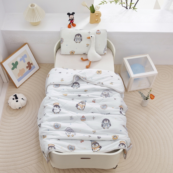 91家纺网 家纺一手货源 找家纺 丝涟家居 2025新款A类卡通小清新双面印花凉感丝夏被企鹅乐园