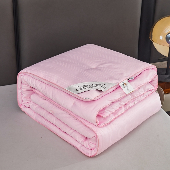 91家纺网 家纺一手货源 找家纺 金同成家纺 2025新款缎条蚕丝被春秋被子母被冬被子被芯 樱花粉