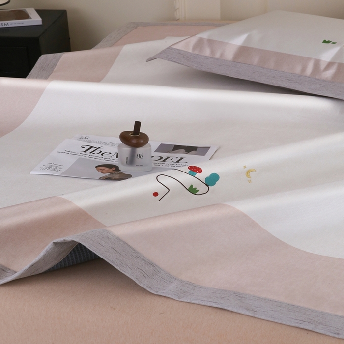 91家纺网 家纺一手货源 找家纺 木希2025春夏新款可水洗冰丝席幻彩刺绣平席系列-场景一 森林小熊