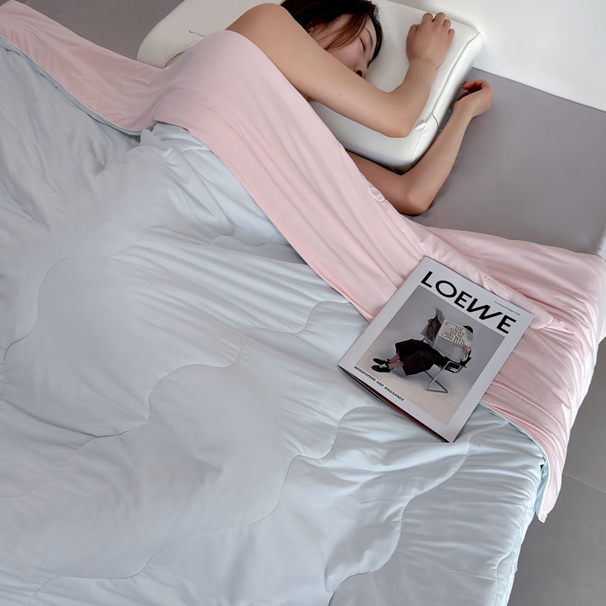 91家纺网 家纺一手货源 找家纺 兜米 2025夏季玻尿酸凉感冰皮被夏凉被空调被 浅蓝拼粉色