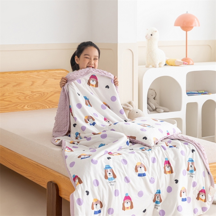 91家纺网 家纺一手货源 找家纺 艾佳宝贝 2025新款A类豆豆针织儿童多功能盖毯安抚夏被-模特图 晚安小狗