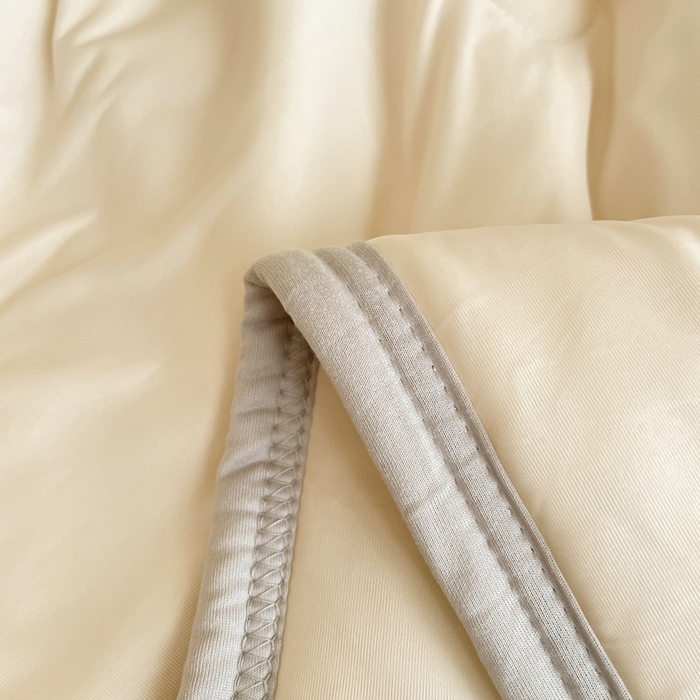 91家纺网 家纺一手货源 找家纺 2025新款加厚乳胶床笠款经典纯色夏被套件 饼干花-米杏