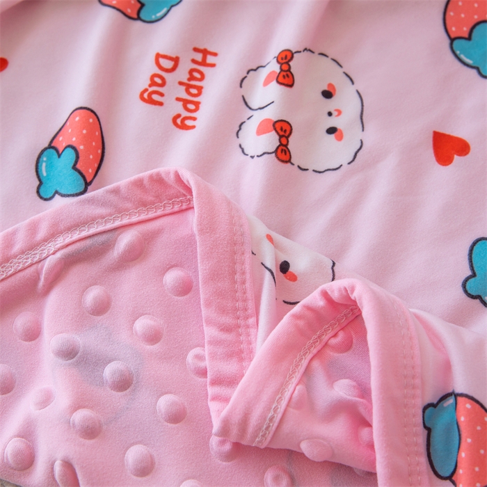 91家纺网 家纺一手货源 找家纺 艾佳宝贝 2025新款A类针织豆豆儿童多功能宿舍午睡安抚盖毯 草莓萌兔-盖毯