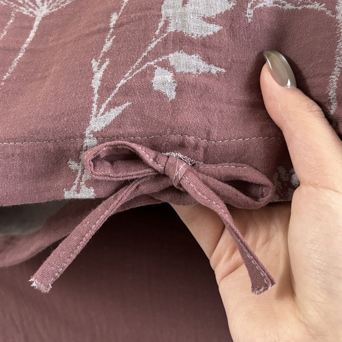 91家纺网 家纺一手货源 找家纺 鲁爱家纺供货 2025新款全棉色织双层纱系带款四件套 云影-豆沙