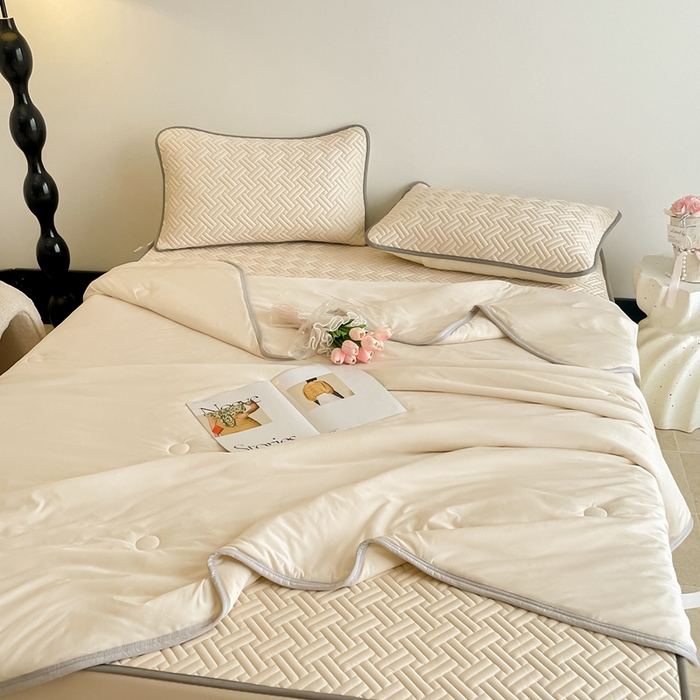 91家纺网 家纺一手货源 找家纺 2025新款加厚乳胶床笠款经典纯色夏被套件 饼干花-米杏