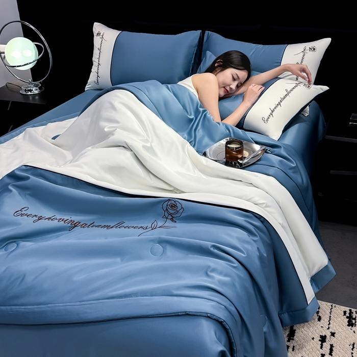 91家纺网 家纺一手货源 找家纺 卡罗兰 2025新款水洗真丝夏凉被空调被拼接款手工包边浪漫花语系列 浪漫花语-宾利蓝