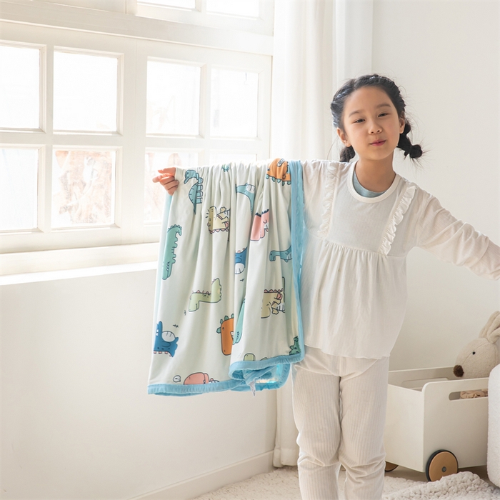91家纺网 家纺一手货源 找家纺 艾佳宝贝 2025新款A类针织豆豆儿童多功能宿舍午睡安抚盖毯 恐龙世界-盖毯