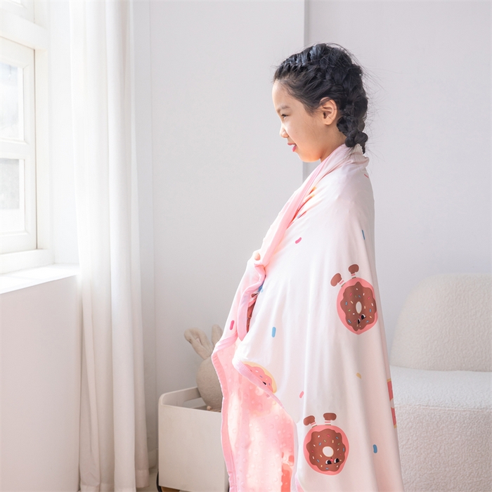 91家纺网 家纺一手货源 找家纺 艾佳宝贝 2025新款A类针织豆豆儿童多功能宿舍午睡安抚盖毯 甜甜与圈圈-盖毯